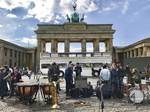 Omnibus mit Musiker*innen vor dem Brandenburger Tor